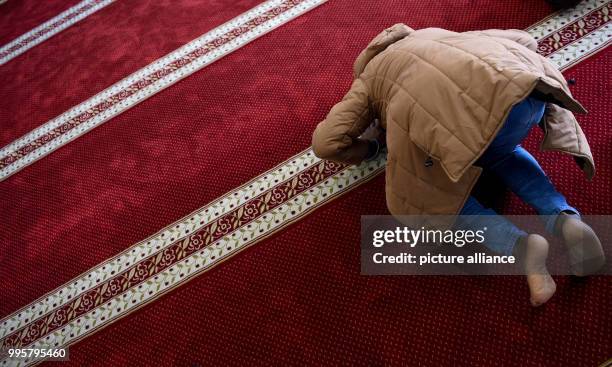 Muslim praying at the Centrum Moschee in Hamburg, Germany, 3 October 2017. Eight mosques in Hamburg opened their doors for the nationwide "Tag der...