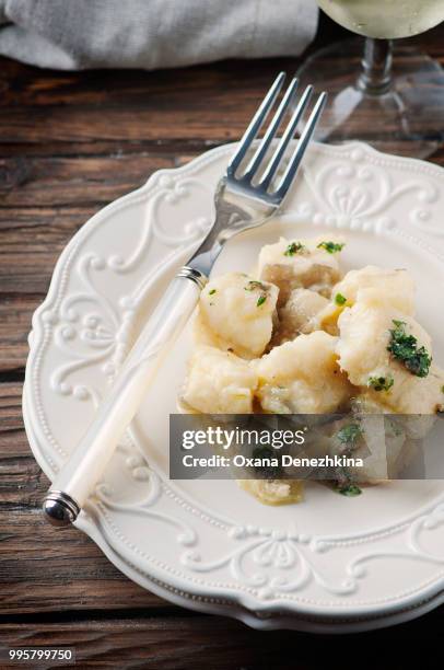 italian traditional codfish with onion and parsley - italian parsley stock pictures, royalty-free photos & images