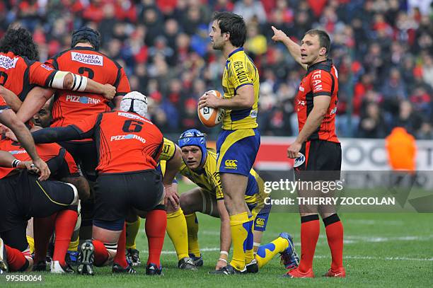 Toulon's french scrum half Pierre Mignoni and Clermont-ferrand counterpart Morgan Parra give instructions before a scrum during the French Top 14...