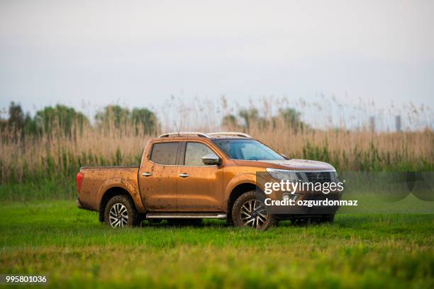 nissan np300 navara off roading - ozgurdonmaz stock pictures, royalty-free photos & images