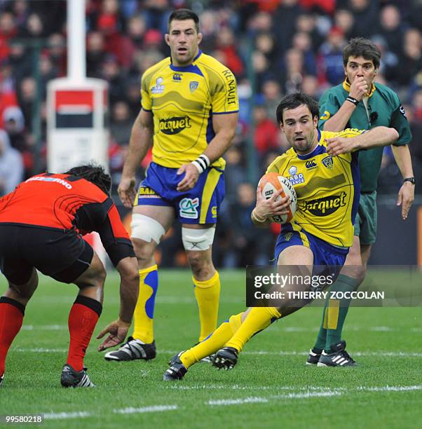Clermont's French scrum-half Morgan Parra runs with the ball during the French Top 14 semi final rugby union match Clermont-Ferrand versus Toulon at...