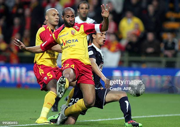 Lens' French-Malian defender Eric Chelle vies with Bordeaux' Moroccan forward Marouane Chamakh during the French L1 football match Lens vs Bordeaux,...