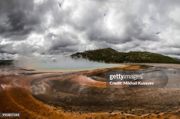 grand prismatic spring, midway geyser basin, yellowstone nationa - midway foto e immagini stock