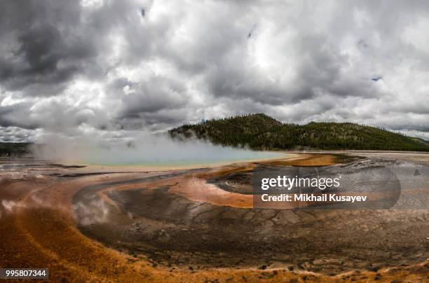 grand prismatic spring, midway geyser basin, yellowstone nationa - midway geyser basin stock pictures, royalty-free photos & images