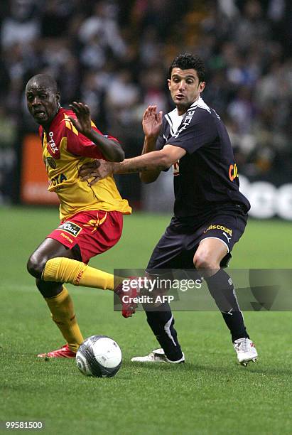 Lens's Gauthier Akale vies with Bordeaux' Fernando Menegazzo during the French L1 football match Lens vs Bordeaux on May 15, 2010 at the...