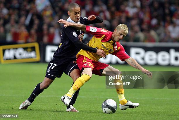 Lens' Demont Yohan vies with Bordeaux' Silva Wendel during the French L1 football match Lens vs Bordeaux on May 15, 2010 at the Felix Bollaert...