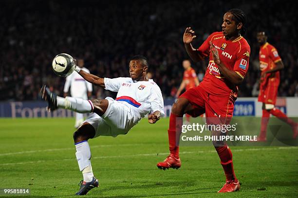 Lyon's Brazilian midfielder Michel Bastos vies with Le Mans' French midfielder Frederic Thomas during the French L1 football match Lyon vs Le Mans on...