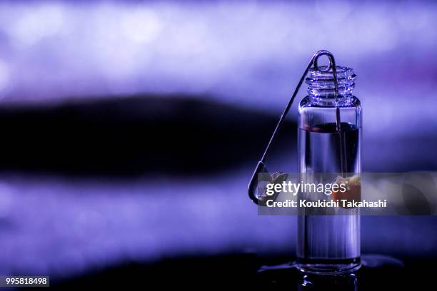 scream in a bottle - https://500px.com/photo/134658963/ - koukichi stockfoto's en -beelden