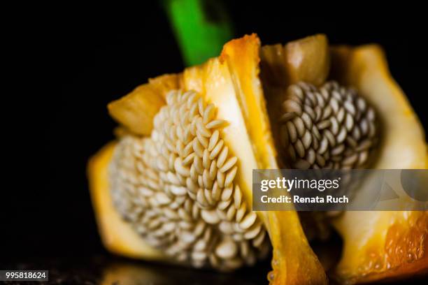 orange bell pepper - orange bell pepper stockfoto's en -beelden