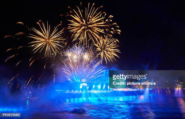 Fireworks and a light show at the end of German Unity Day celebrations at the river Rhine in Mainz, Germany, 3 October 2017. Photo: Thomas Frey/dpa