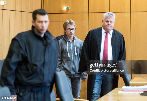 Marcel H. , the defendant in a double homicide case, arrives with his lawyer Michael Emde at the regional court in Bochum, Germany, 04 October 2017....