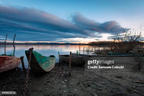 tramonto sul lago - tramonto stock pictures, royalty-free photos & images