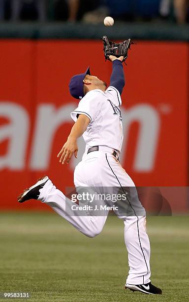 Shortstop Jason Bartlett of the Tampa Bay Rays makes an over the shoulder catch against the Seattle Mariners at Tropicana Field on May 15, 2010 in...