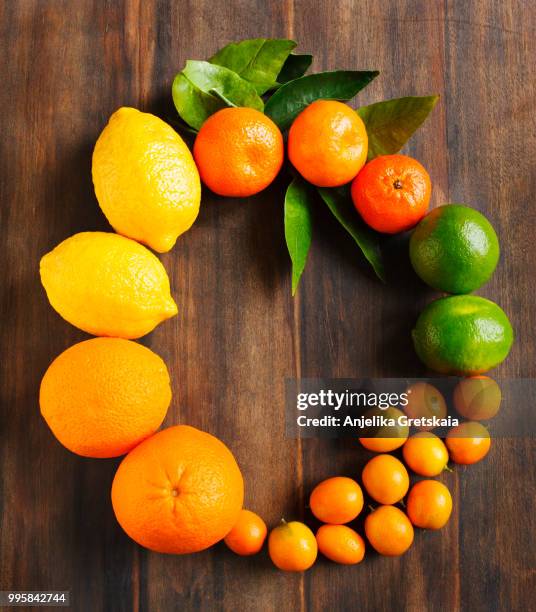 fresh citrus fruits with leaves - tangerine 2015 film stock-fotos und bilder