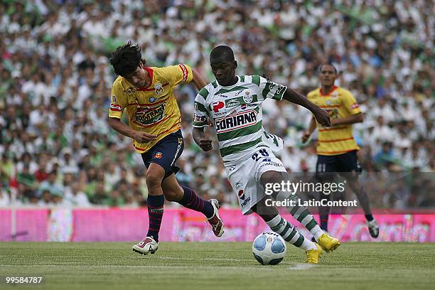 Darwin Quintero of Santos Laguna fights for the ball with Fernando Arce of Morelia during a semifinal match as part of the 2010 Bicentenary...