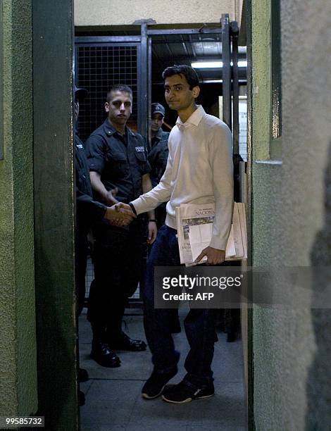 Pakistani Mauhannas Saif Ur Rehnab shakes hands with a policeman as he leaves a security jail on May 15, 2010 in Santiago. A private audience of the...
