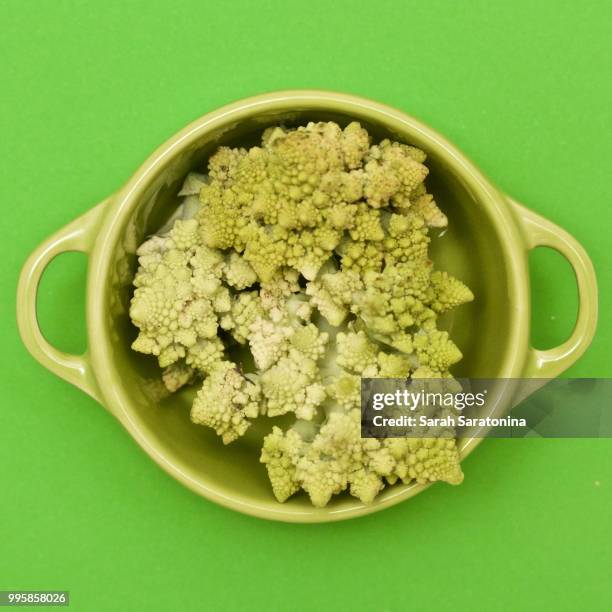 green herbs in bowl - マクロビオティックダイエット ストックフォトと画像