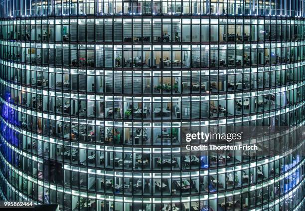 a curved office building. - big tech - fotografias e filmes do acervo