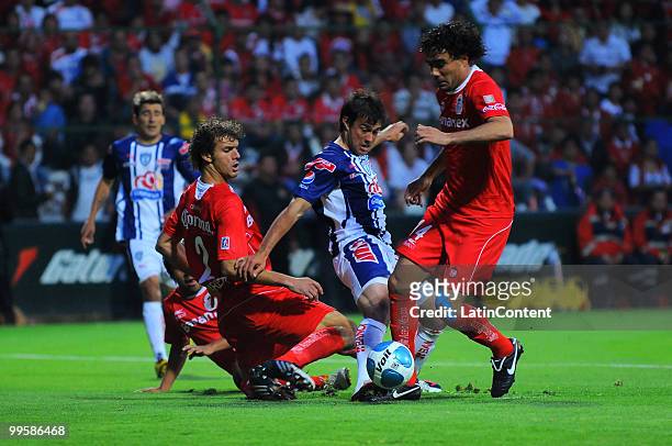 Manuel Alejandro de la Torre , Diego Novaretti and Edgar Duenas of Toluca fight for the ball with Dario Cvitanich of Pachuca during a semifinal match...