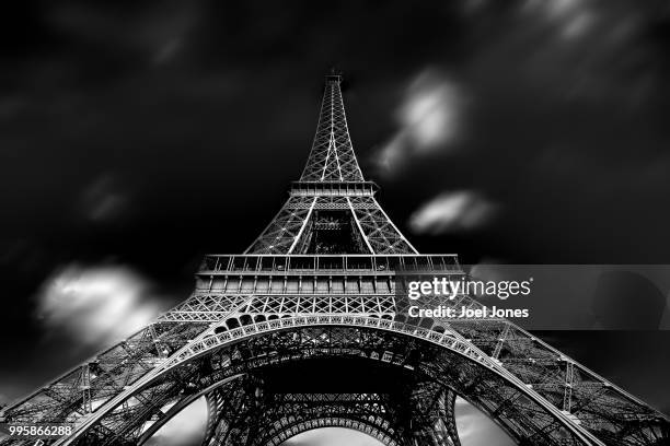 la dame de fer en monochrome - fer stock pictures, royalty-free photos & images