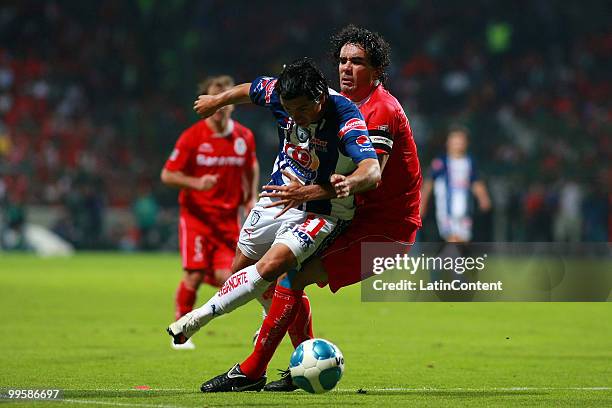 Toluca, México - 15 de maio: Edgar Duenas de Toluca luta pela bola com Juan Carlos Cacho do Pachuca durante uma partida de semifinal no âmbito do...