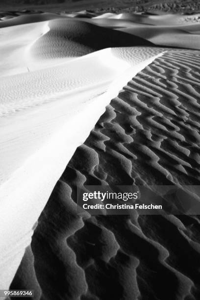 death valley dunes - christina felschen fotografías e imágenes de stock