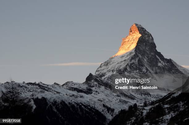 matterhorn/cervino/cervin at sunrise - cervin stockfoto's en -beelden
