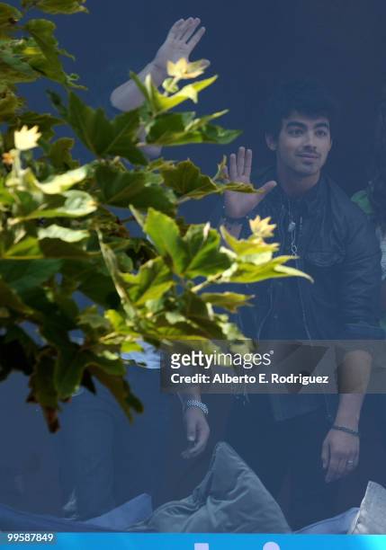 Musician Joe Jonas waves to fans at the Grove to kick off the summer concert series on May 15, 2010 in Los Angeles, California.