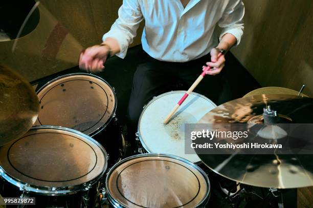 cose up of senior man playing drum set on recording studio - chofu 個照片及圖片檔