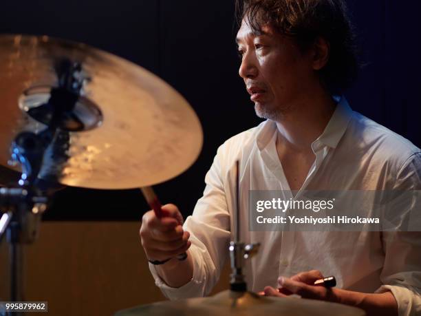 senior man playing drum set on recording studio - chofu 個照片及圖片檔