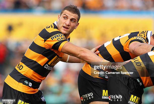 Tigers captain Robbie Farah talks to team mates during the round ten NRL match between the Wests Tigers and the South Sydney Rabbitohs at Sydney...