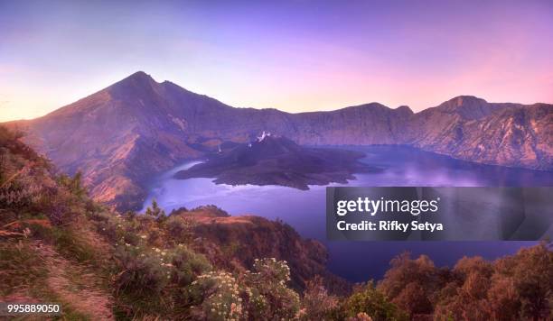 majestic rinjani - vulkan rinjani stock-fotos und bilder