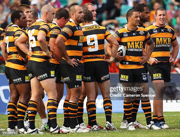 Tigers players look dejected during the round ten NRL match between the Wests Tigers and the South Sydney Rabbitohs at Sydney Cricket Ground on May...