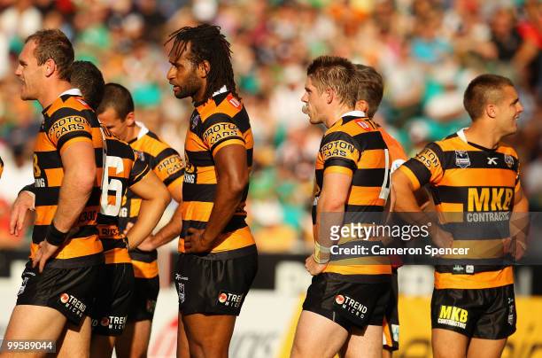 Tigers players look dejected during the round ten NRL match between the Wests Tigers and the South Sydney Rabbitohs at Sydney Cricket Ground on May...