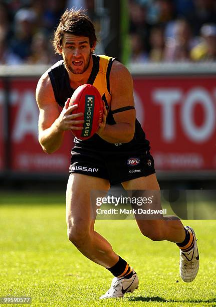 Chris Newman of the Tigers gathers the ball during the round eight AFL match between the Richmond Tigers and the Hawthorn Hawks at Melbourne Cricket...