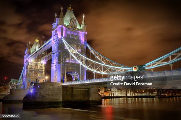tower bridge at night - foreman stock pictures, royalty-free photos & images