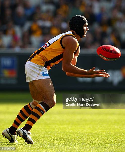 Shaun Burgoyne of the Hawks gathers the ball during the round eight AFL match between the Richmond Tigers and the Hawthorn Hawks at Melbourne Cricket...