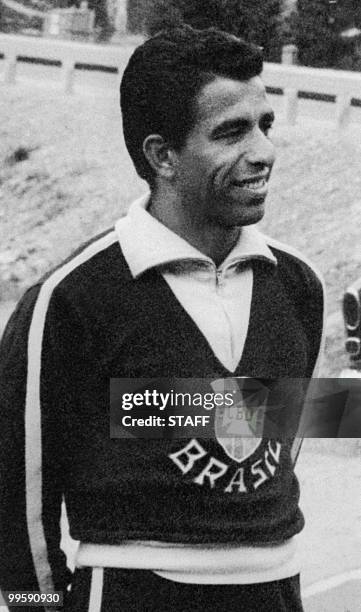 Brazilian forward Vava smiles as he poses for photographers June 1962 in Vina del Mar, Chile. Vava died 19 January 2002 in Rio de Janeiro, Brazil,...