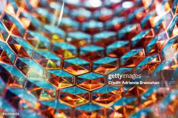 glass honeycomb tunnel - lichtmikroskopische aufnahme stock-fotos und bilder