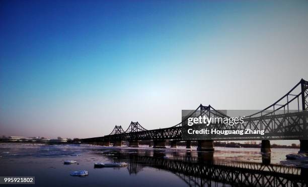 the yalu river bridges in winter - yalu river stockfoto's en -beelden