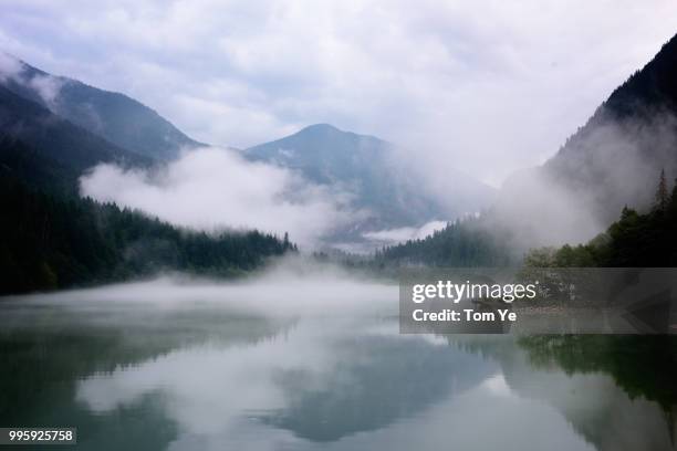 misty diablo lake - diablo lake - fotografias e filmes do acervo