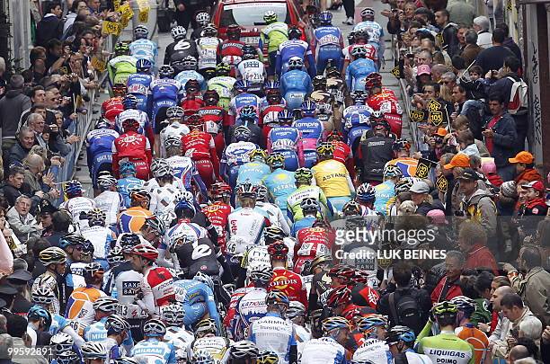 Riders take the start of the seventh stage of the 93rd Giro d'Italia, from Carrara to Montalcino on May 15, 2010 in Montalcino. AFP PHOTO/Luk Beines