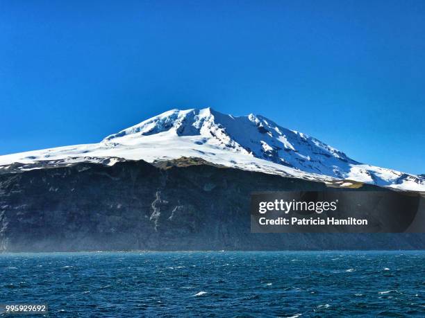 beerenberg volcano from the east - stratovolcano imagens e fotografias de stock