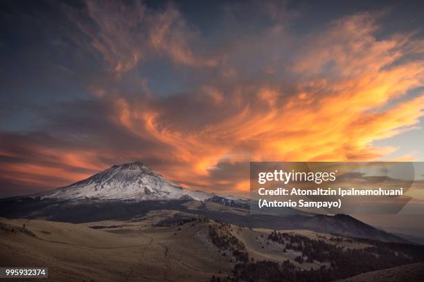 entre hielo y fuego / between ice and fire - hielo stockfoto's en -beelden