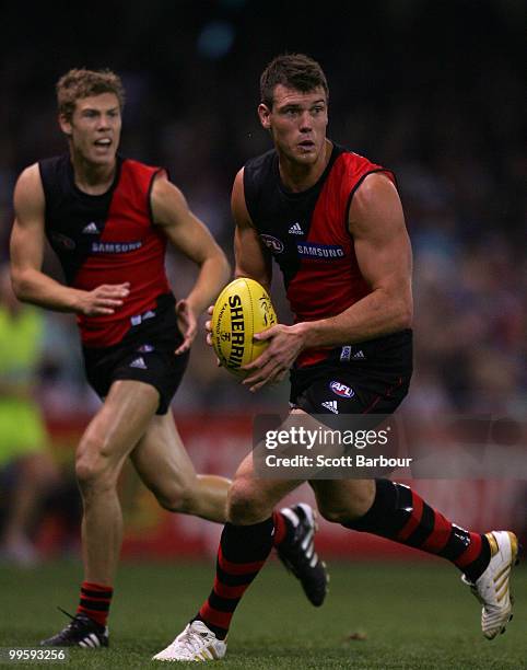 David Hille of the Bombers runs with the ball during the round eight AFL match between the St Kilda Saints and the Essendon Bombers at Etihad Stadium...