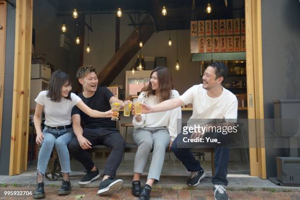 一緒に飲みを楽しむ若者 - 飲み会　日本 ストックフォトと画像