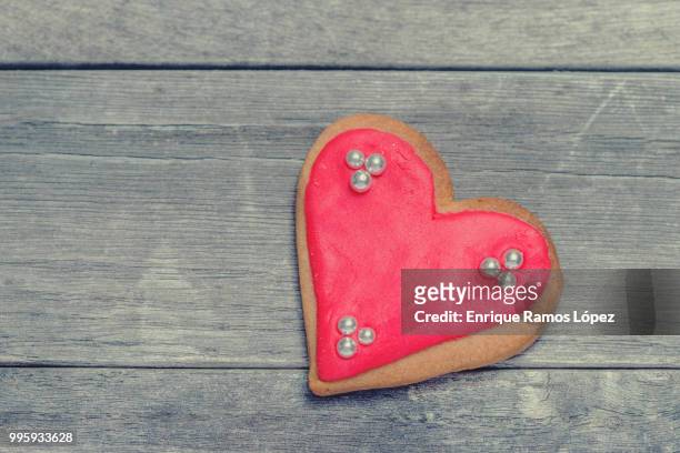 close-up of delicious baked heart covered with icing and beads - animal internal organ stockfoto's en -beelden