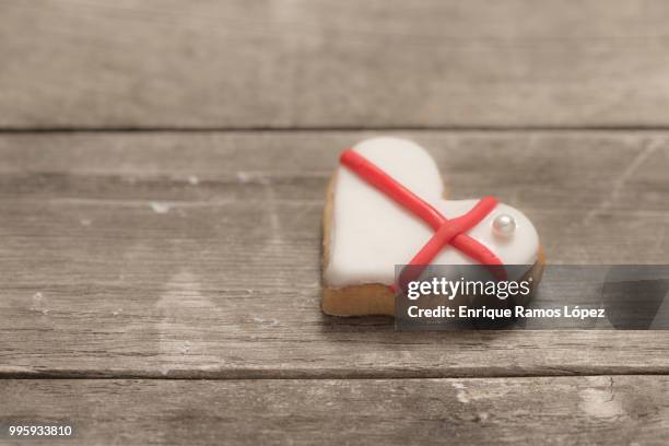 baked valentine's heart covered with white and red icing - animal internal organ stockfoto's en -beelden