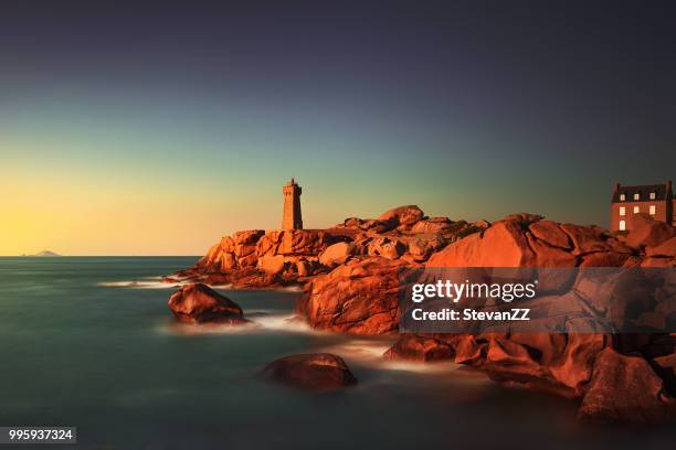 ploumanach lighthouse sunset, brittany, france - ploumanach stockfoto's en -beelden