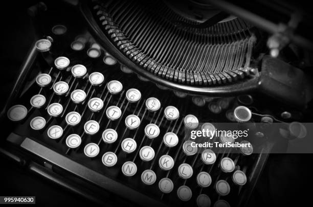 ol' typewriter 2 - schreibmaschinentaste stock-fotos und bilder